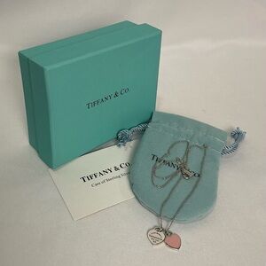 Tiffany & Co. 
Returns to Tiffany’s 
Pink double heart pendant 
Necklace